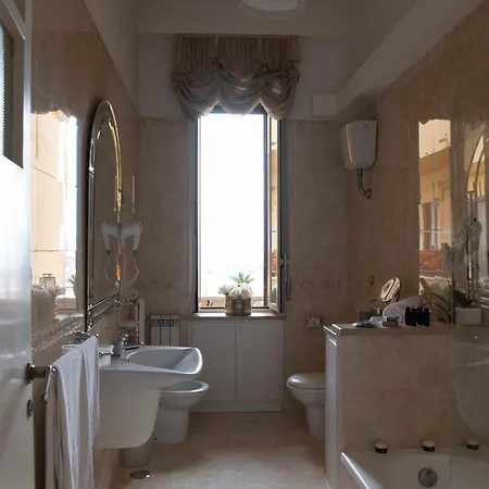 Grandi Residenze Napoli- Piazza Carita Con Vista Neapol