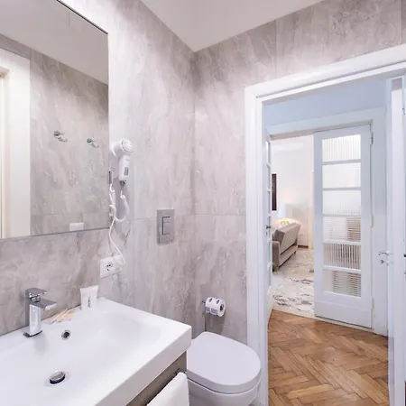 Grandi Residenze Napoli- Piazza Carita Con Vista Neapol